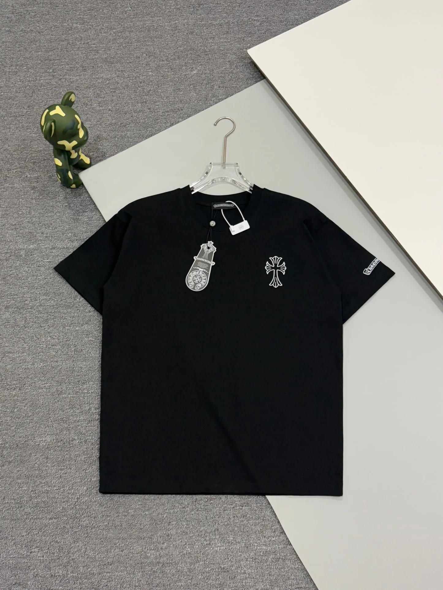🅿️190 [High quality] Chrome hearts Chrome hearts 2025 new first release latest short-sleeved round neck T-shirt, high-end customization, avant-garde and fashionable design! The brand logo is applied to the front and back cuffs using 100,000 needle embroidery techniques. High-end customized 280g fabric. Soft to the touch. Comfortable to wear. Exquisite stitching. Fine workmanship. The upper body effect is incomparably handsome! Same style for men and women, color: white, black size: S to xL